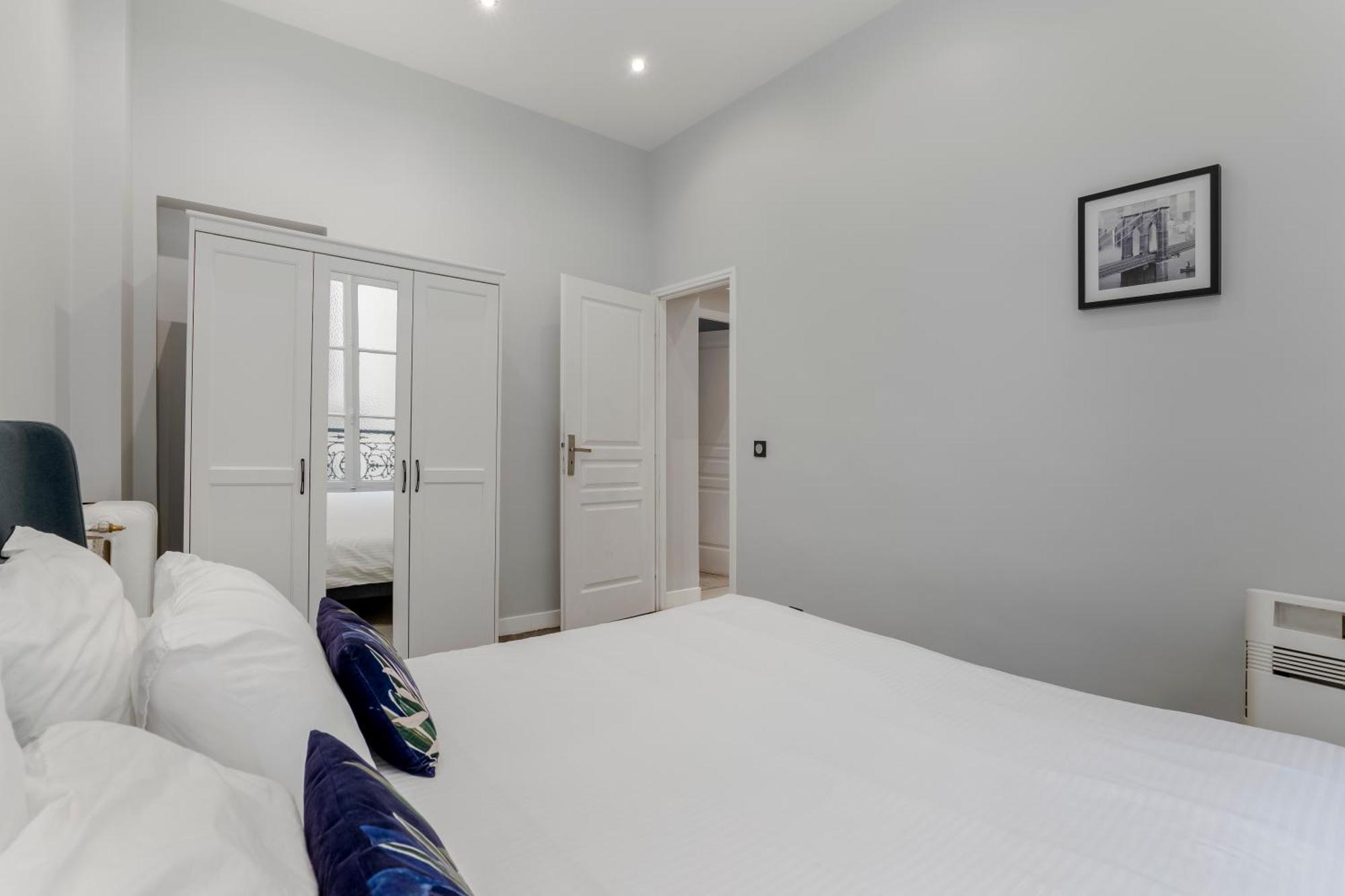 4 Bedroom Opposite The Eiffel Tower * Parijs