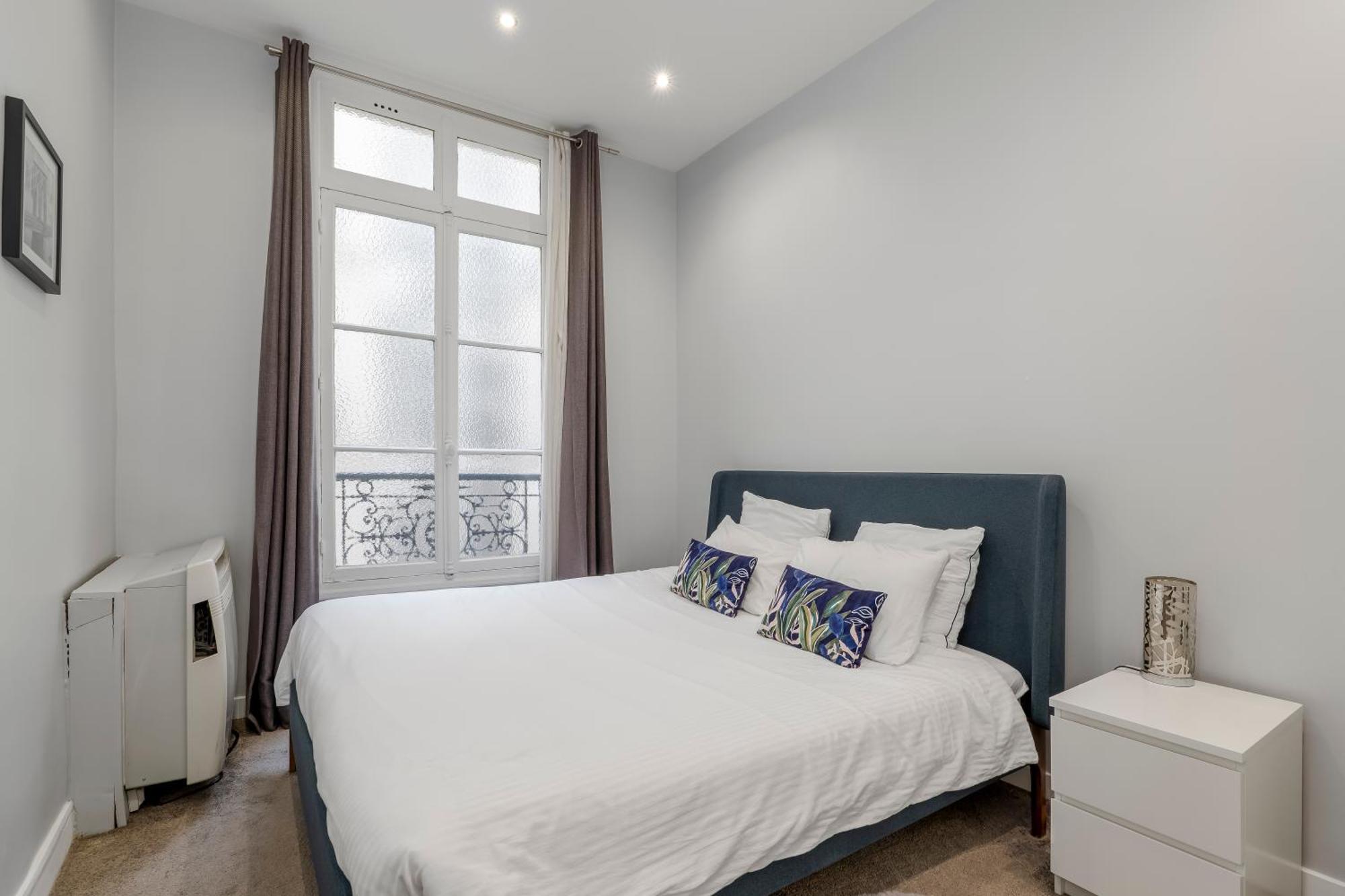 4 Bedroom Opposite The Eiffel Tower * Parijs