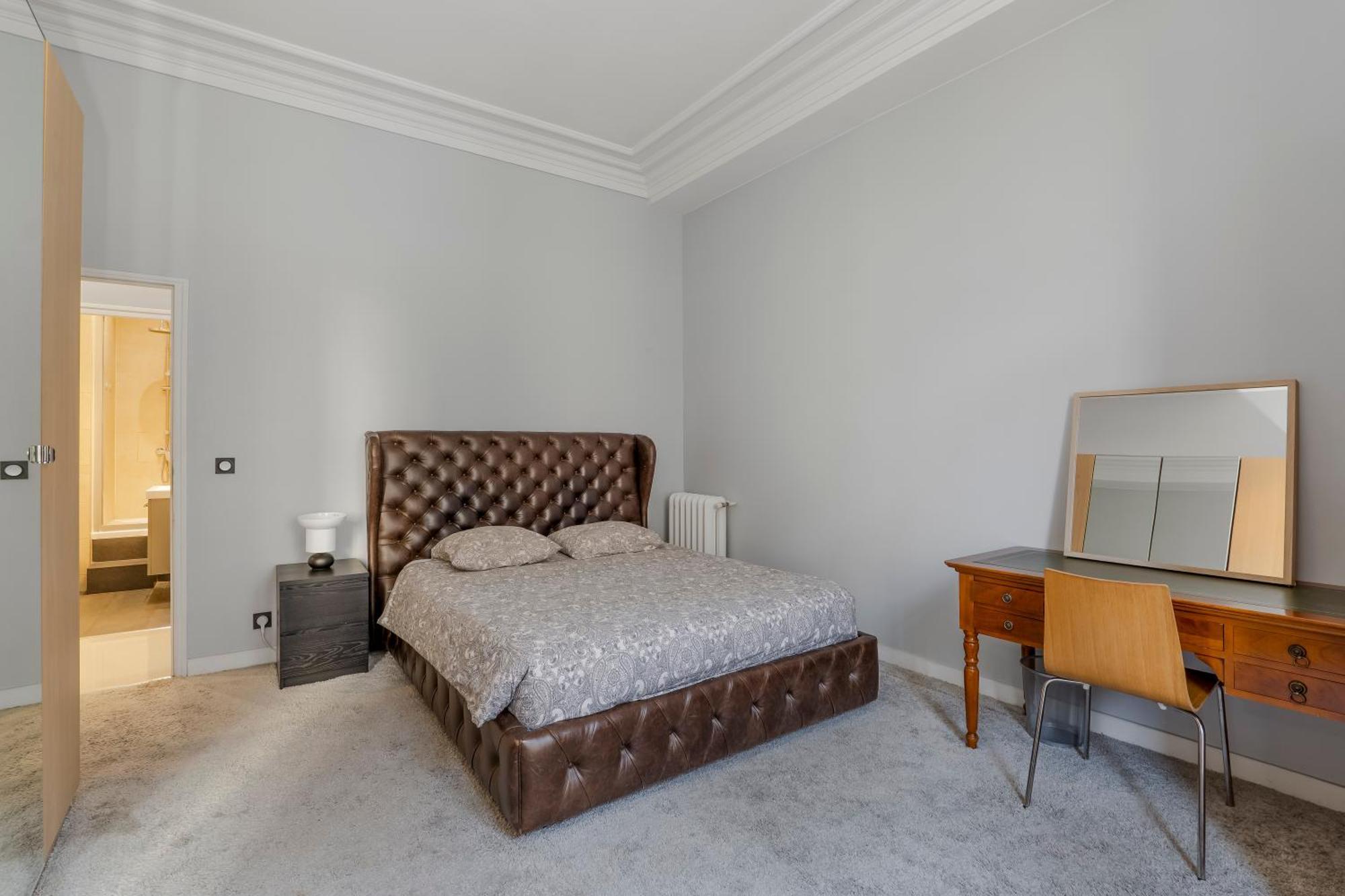 4 Bedroom Opposite The Eiffel Tower *