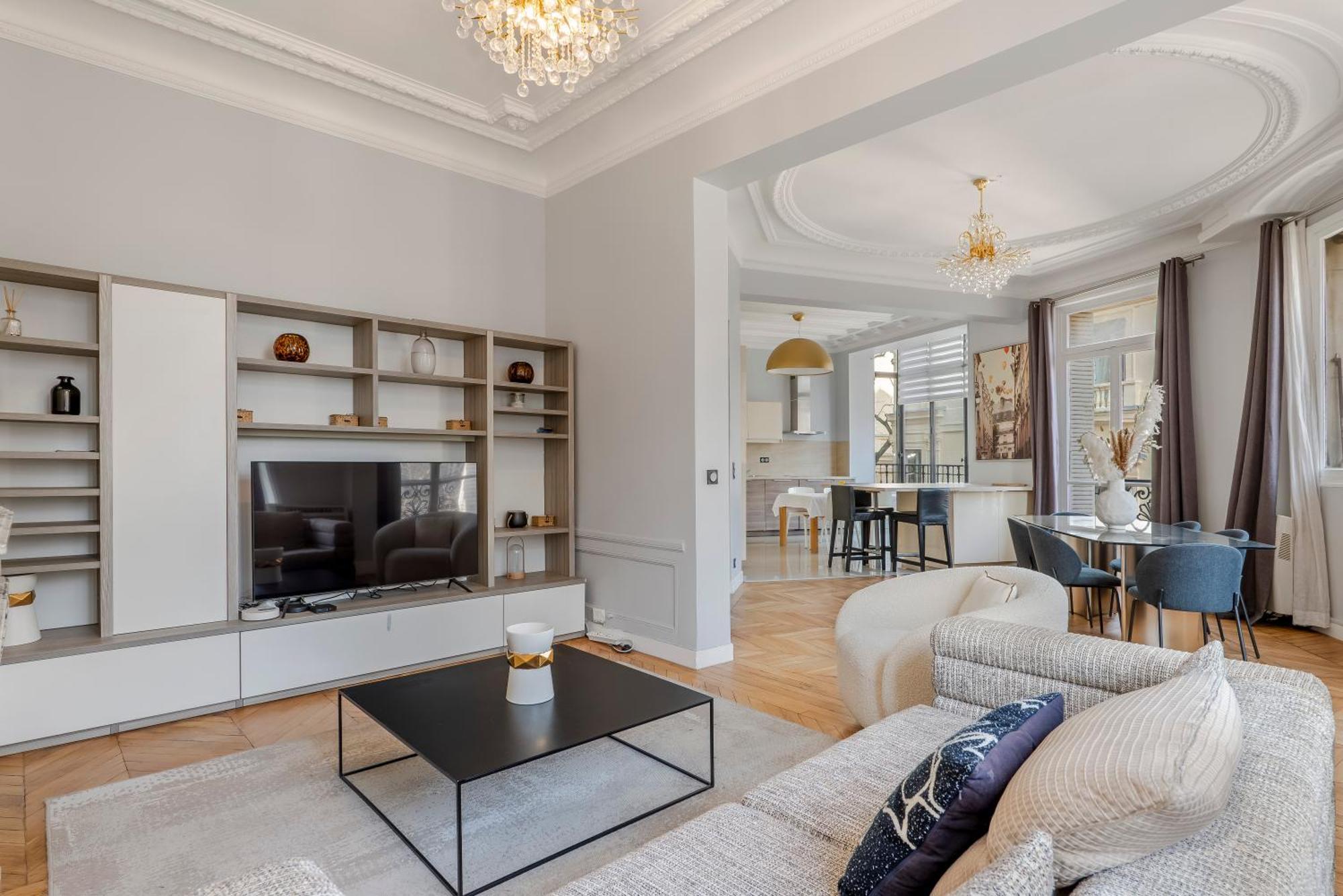 4 Bedroom Opposite The Eiffel Tower *